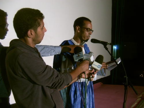 مدير المهرجان محمد ولد إدومو وهو يلقي كلمته في افتتاح المهرجان 
