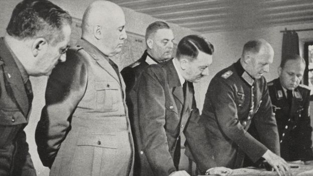 هتلر وموسوليني في "وكر الذئب" الذي قضى فيه الزعيم النازي غالبية أوقاته خلال الحرب العالمية الثانية