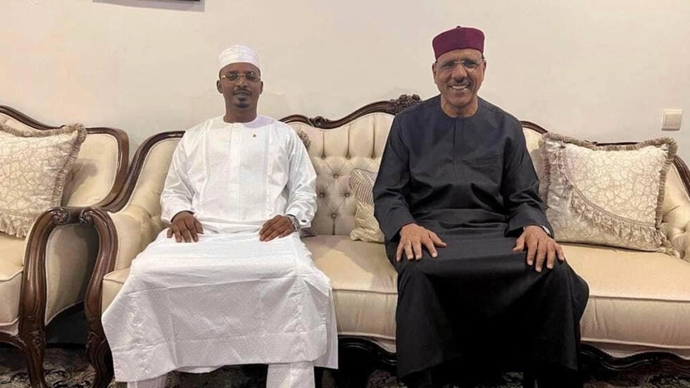 رئيس تشاد، الجنرال محمد إدريس ديبي إتنو، مع رئيس النيجر المخلوع محمد بازوم في نيامي في 30 يوليو 2023. © أ ف ب
