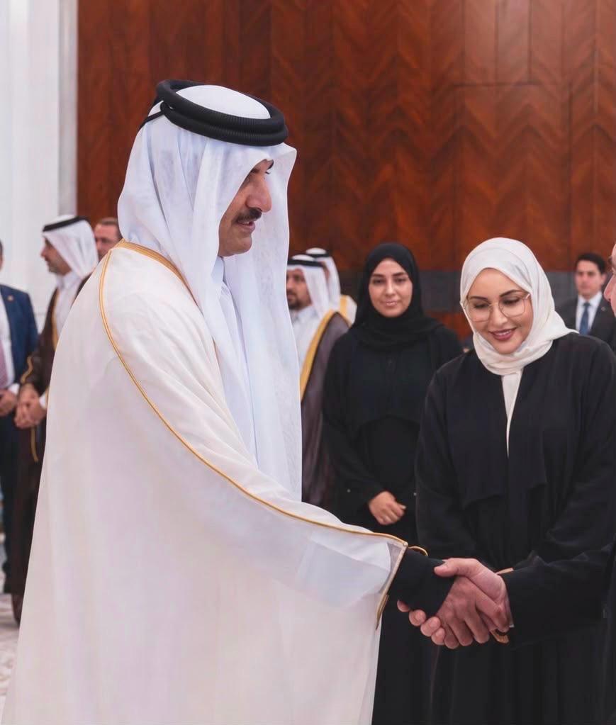 بنت الشيخ سيديا تقدم واجب العزاء لأمير قطر في وفاة الأمير الوالد/ صورة