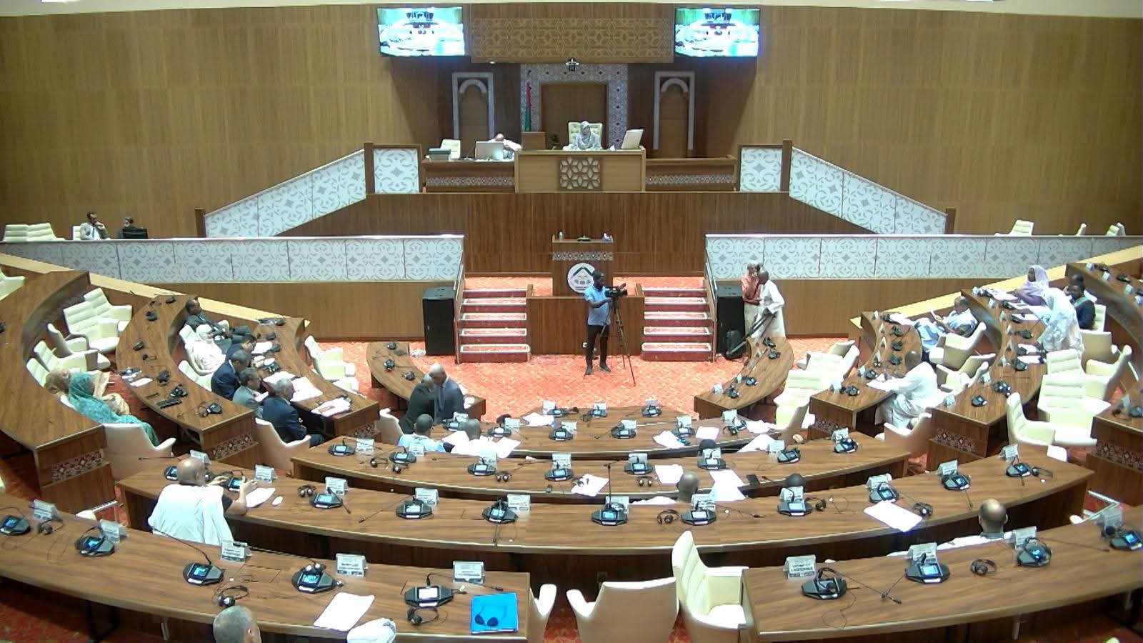 فرق المعارضة بالبرلمان: طرد النائبتين قامو ومريم يكرس سابقة خطيرة تمس سيادة القانون